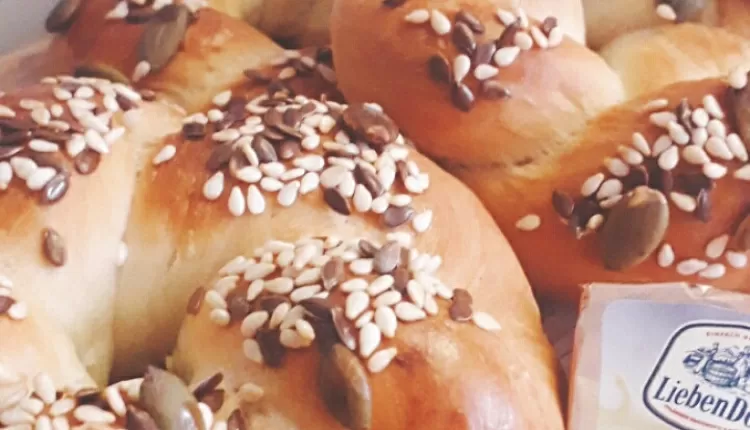 Бейгл с лососем и рукколой