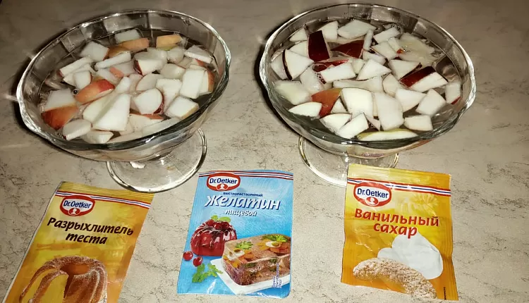 Желе с кусочками яблока