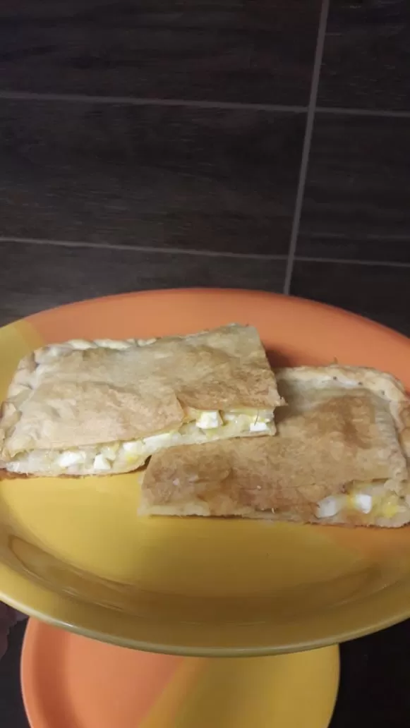 Быстрый пирог с яйцом, сыром и луком фото
