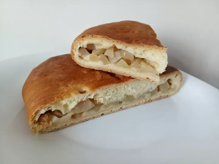 Маленький пирожок с яблоками фото