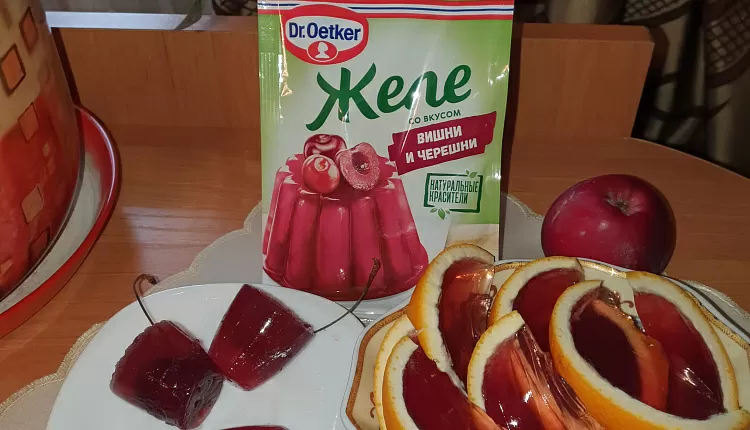 Вишневое и клубничное желе с фруктами