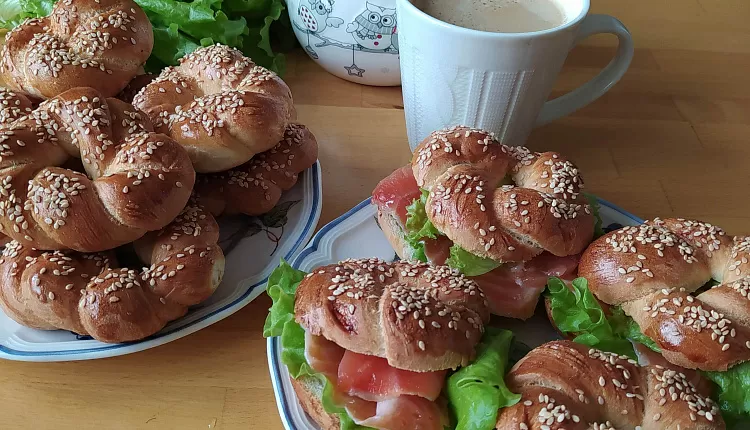 Бейгл с лососем и рукколой