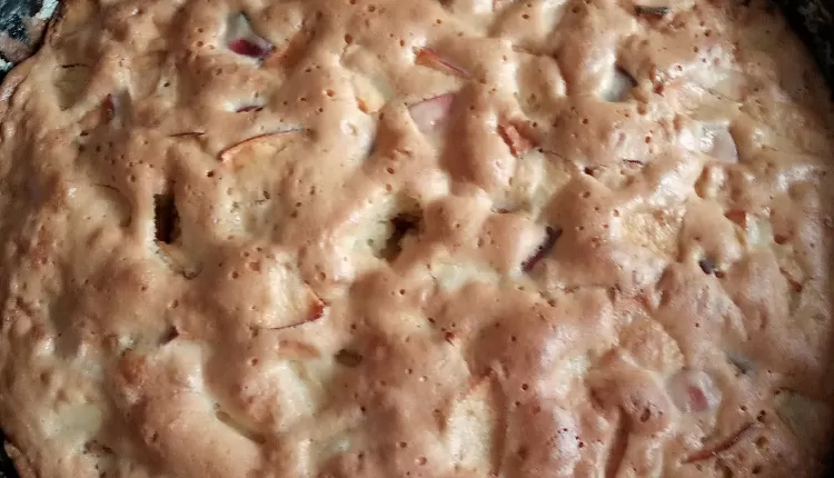 Классическая шарлотка с яблоками