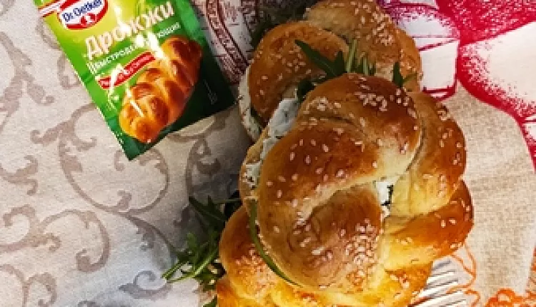 Бейгл с лососем и рукколой