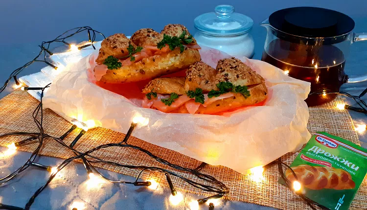 Бейгл с лососем и рукколой