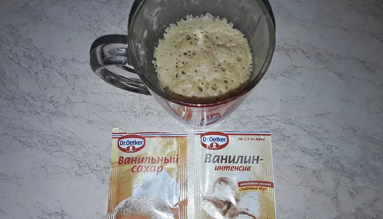 Кекс с маком и какао в кружке