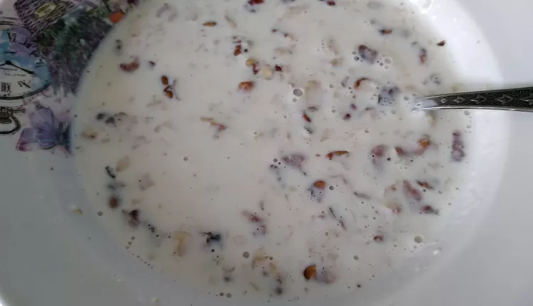 Овсяная каша с грецкими орехами и изюмом