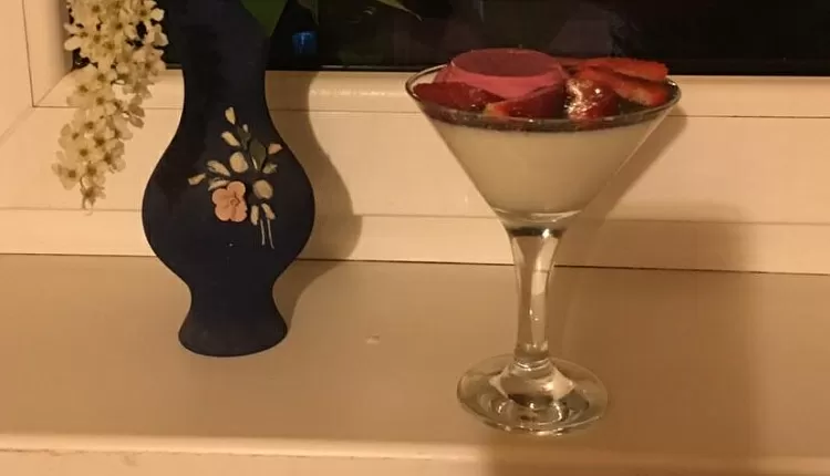 Панакота классическая с клубничным соусом