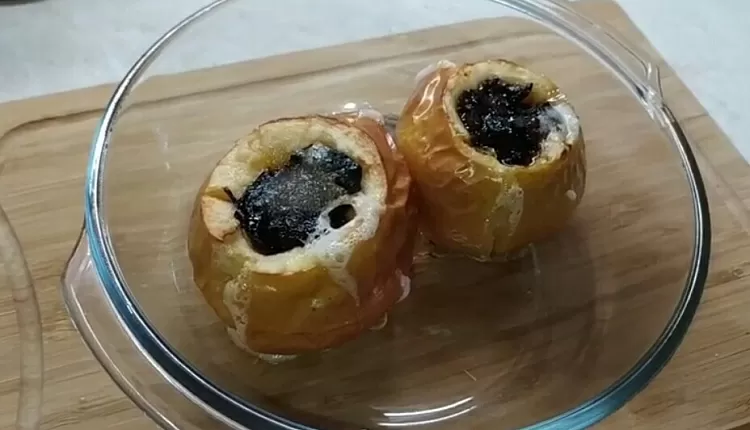 Печеные яблоки со смородиной и корицей