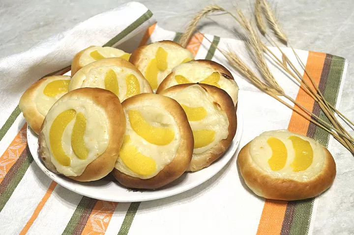 Булочки с заварным кремом и персиками фото