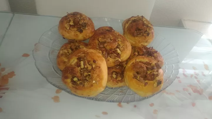 фото рецепта Медовые улитки с сухофруктами и орехами Медовые улитки с сухофруктами и орехами фото
