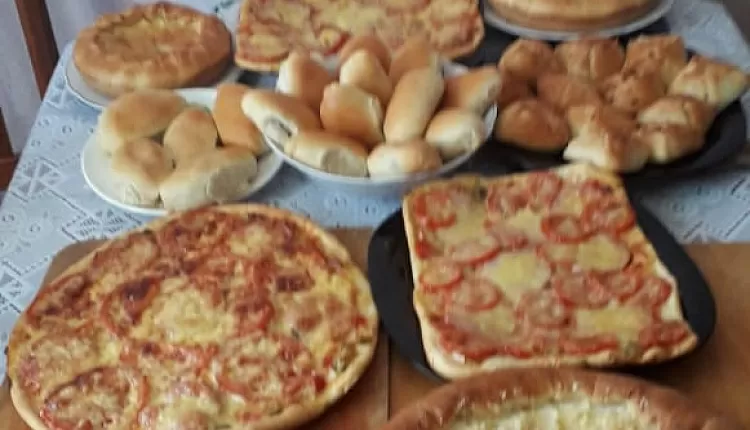 Печеные пирожки с капустой и рыбой