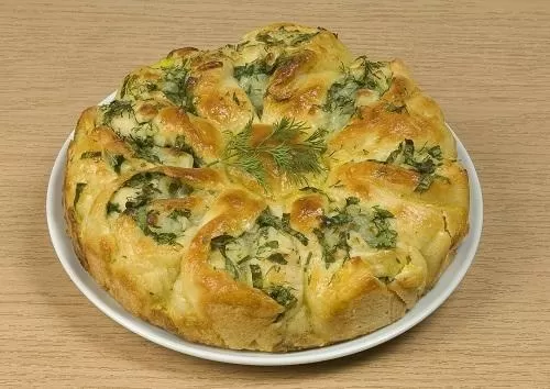 Сербский дрожжевой пирог с брынзой и рукколой