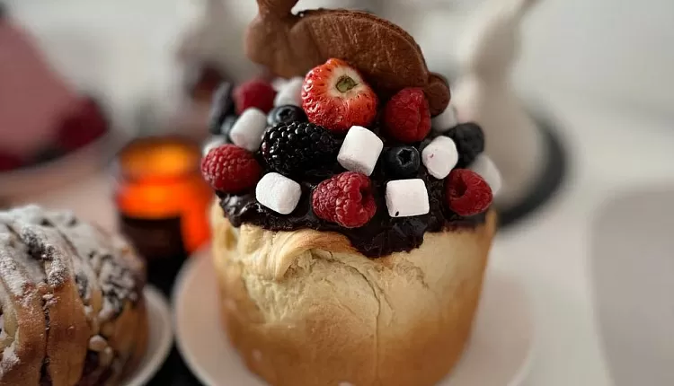 Карамельный кулич с шоколадным заварным кремом
