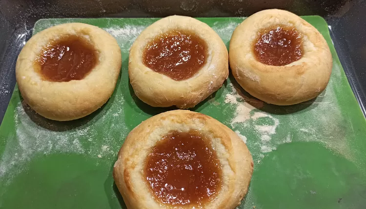 Булочки с яблочным повидлом