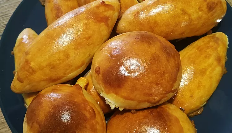Пирожки печёные с мясом и капустой