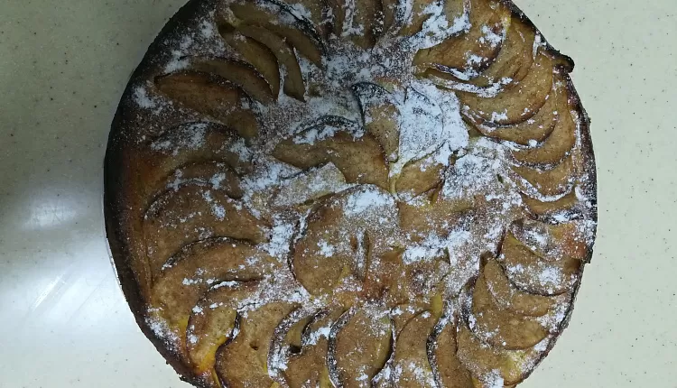 Яблочная шарлотка