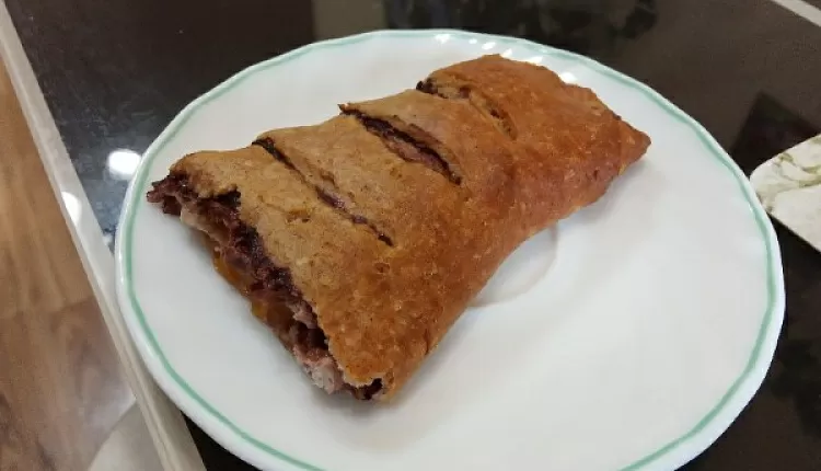 Штрудель с вишней и миндалем