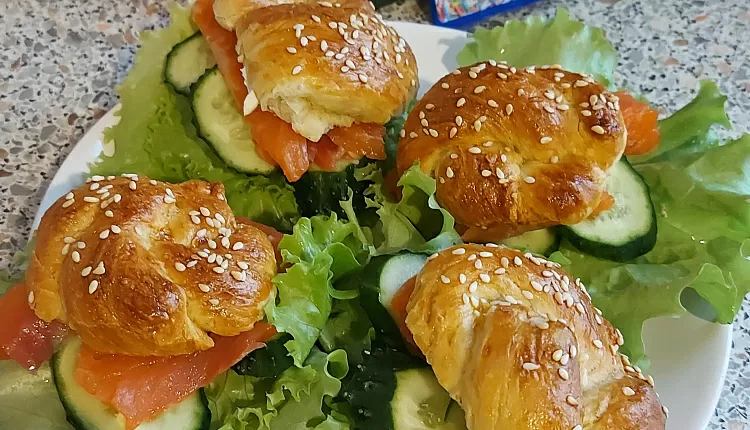 Бейгл с лососем и рукколой