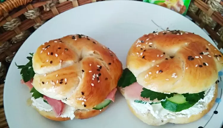 Бейгл с лососем и рукколой