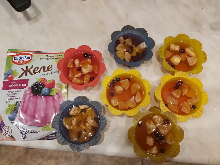 Желе с кусочками мандаринок и брусники фото рецепта
