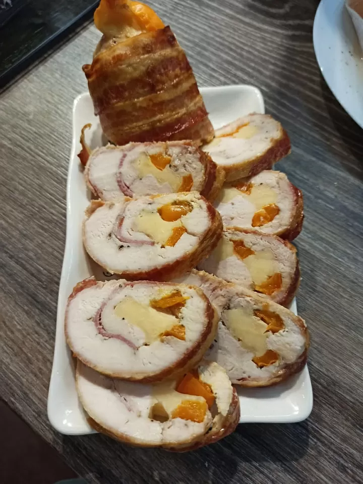 Пикантный рулет из куриной грудки фото