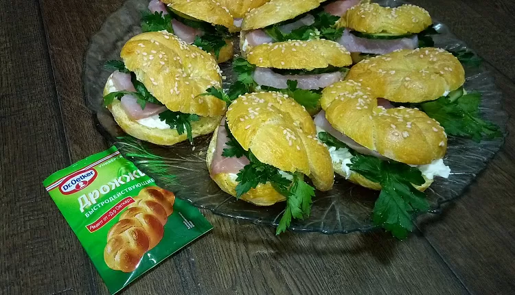 Бейгл с лососем и рукколой