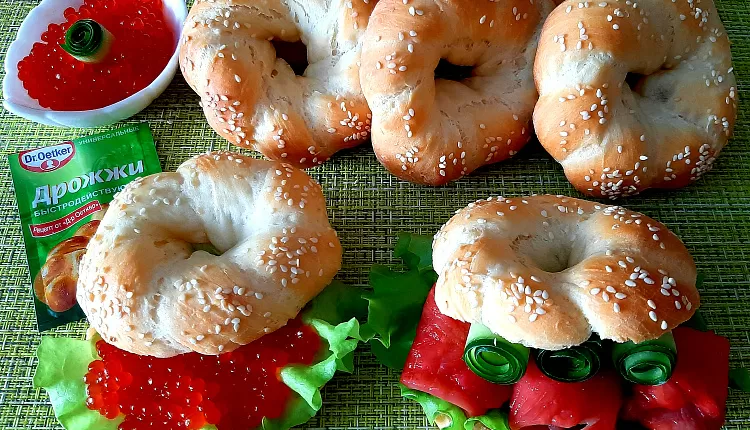 Бейгл с лососем и рукколой
