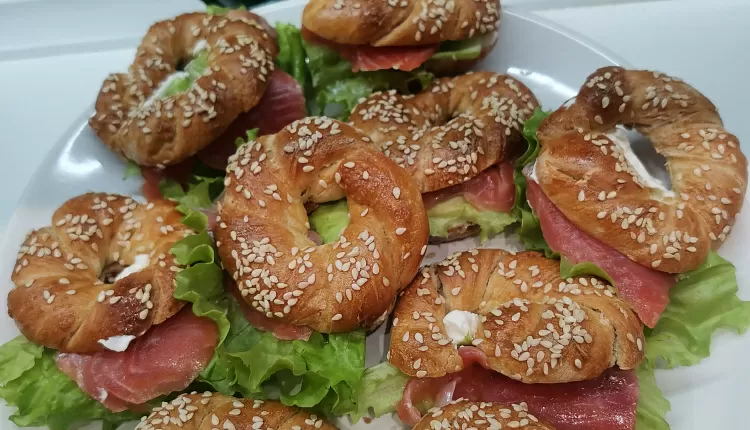 Бейгл с лососем и рукколой