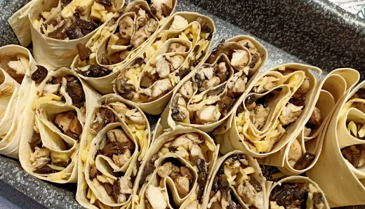 Рулет из лаваша и красной рыбы 