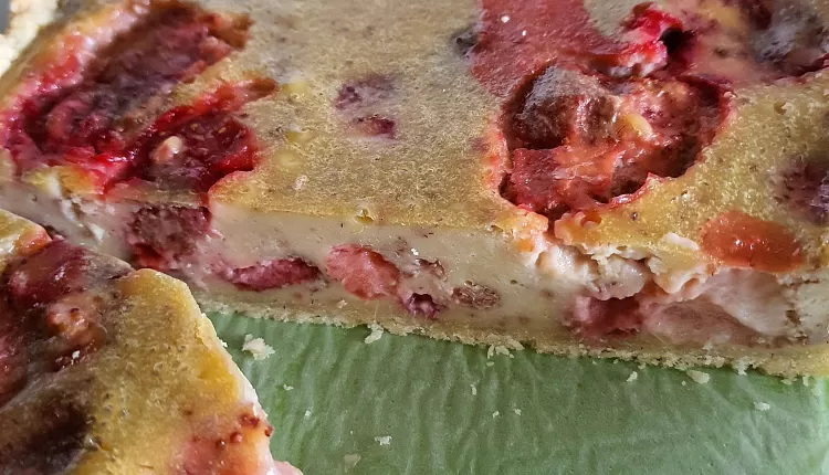 Цветаевский пирог с замороженной клубникой