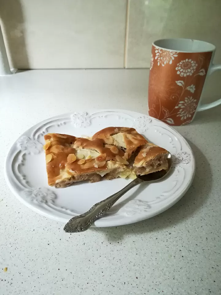 Шарлотка яблочная с корицей и миндальными лепестками фото рецепта