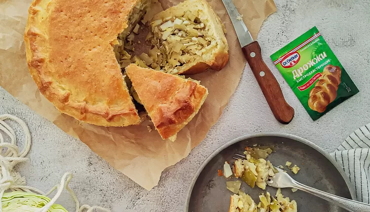 Закрытый пирог с капустой и яйцом