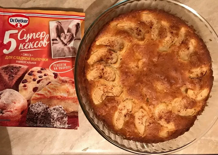 Шарлотка с яблоками фото