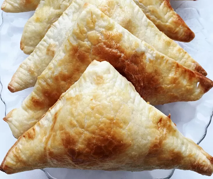 Слоеные треугольники с курицей фото рецепта