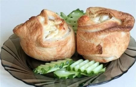 Булочки слоеные с курицей и сыром фото