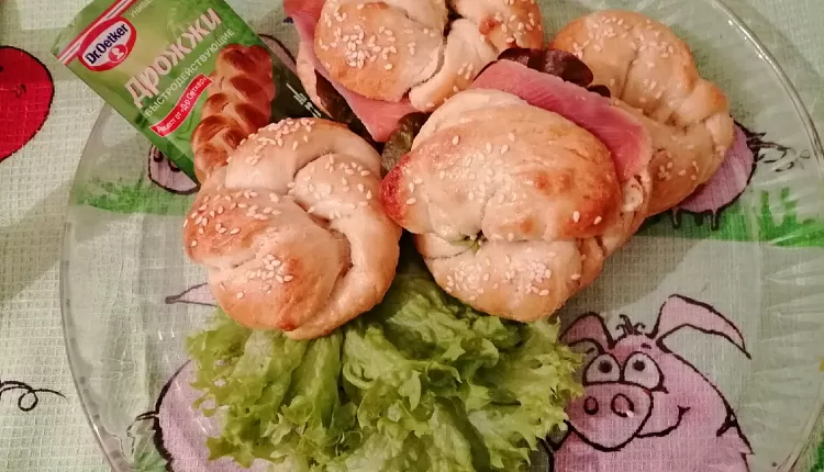 Бейгл с лососем и рукколой
