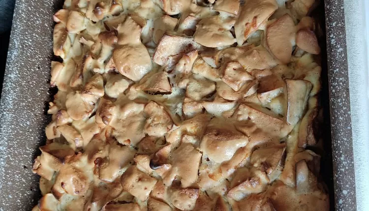 Классическая шарлотка с яблоками