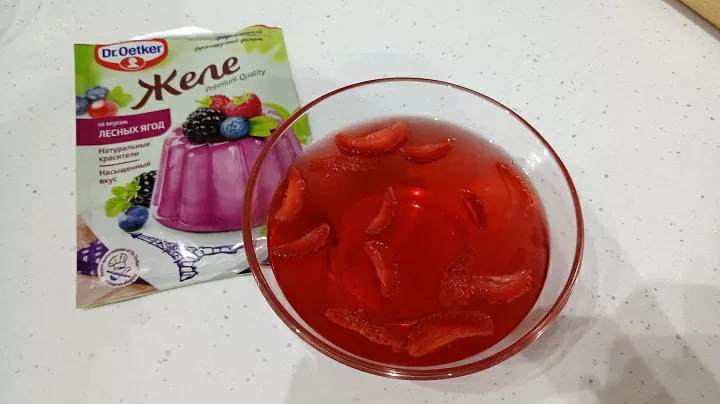 Желе с кусочками клубники  фото