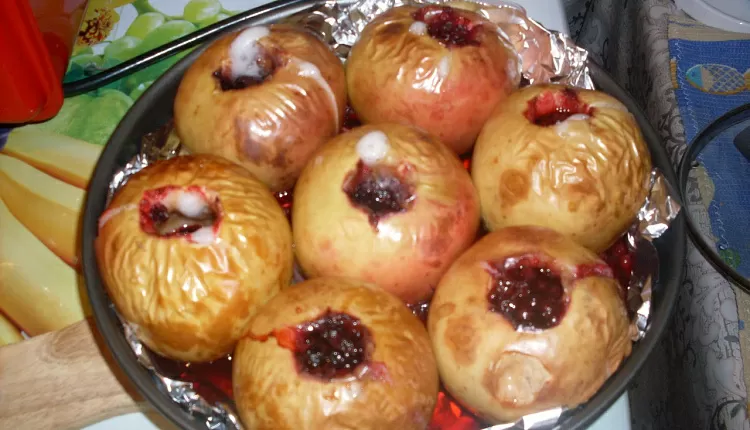 Печеные яблоки со смородиной и корицей