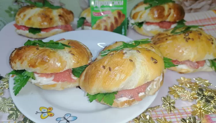 Бейгл с лососем и рукколой