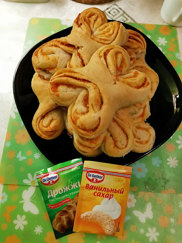 Бабочки с курагой из дрожжевого теста без яиц фото