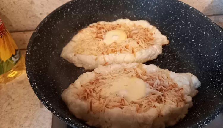 Хачапури по-аджарски на сковороде