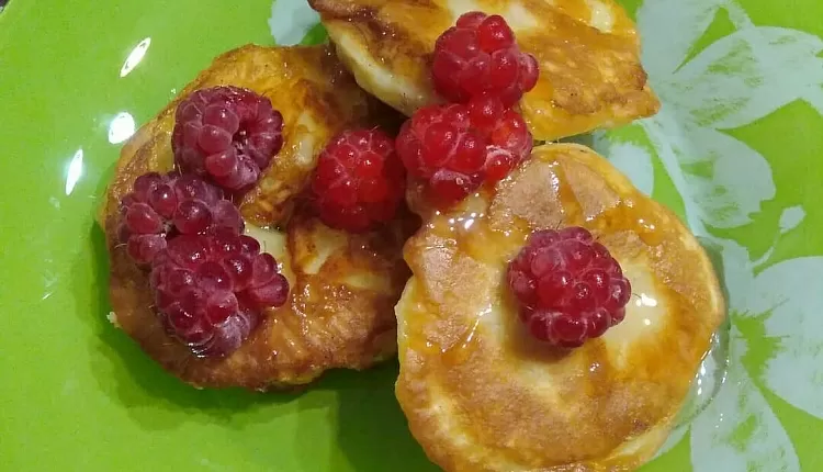 Оладьи на кефире с яблоком  и корицей