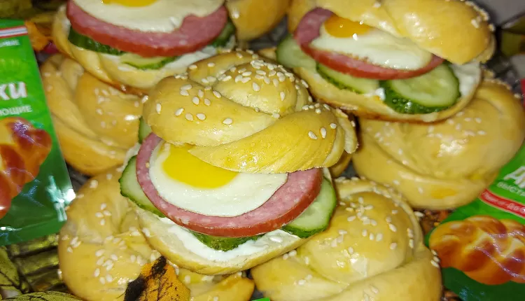 Бейгл с лососем и рукколой