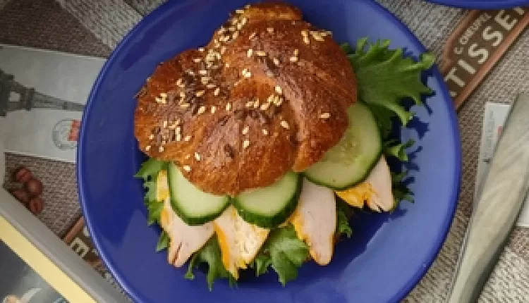 Бейгл с лососем и рукколой