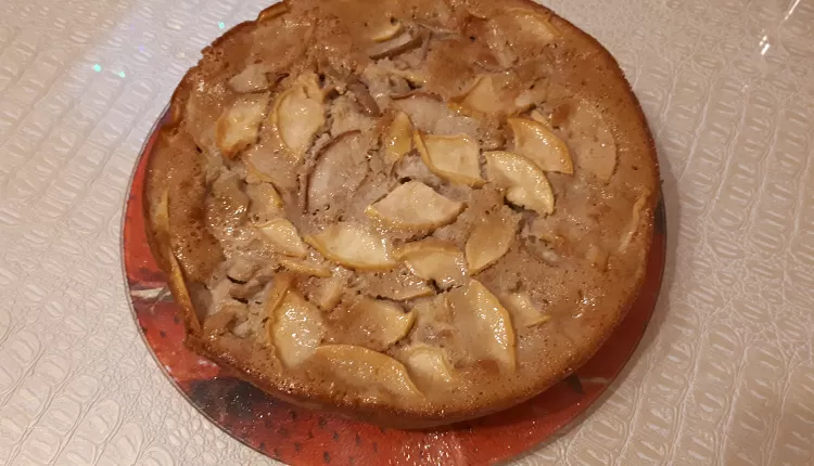 Пирог с яблоками на кефире