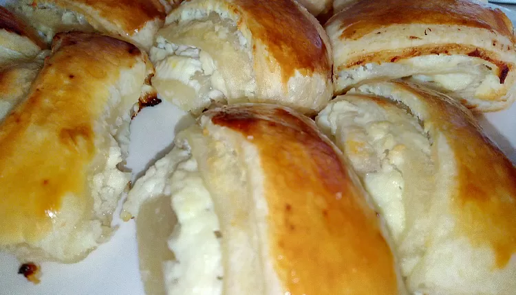 Слоеные рулетики с творогом и изюмом