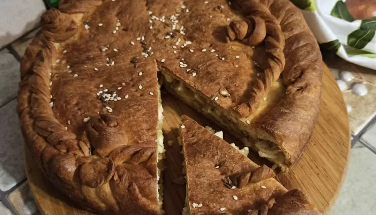 Закрытый пирог с капустой и яйцом
