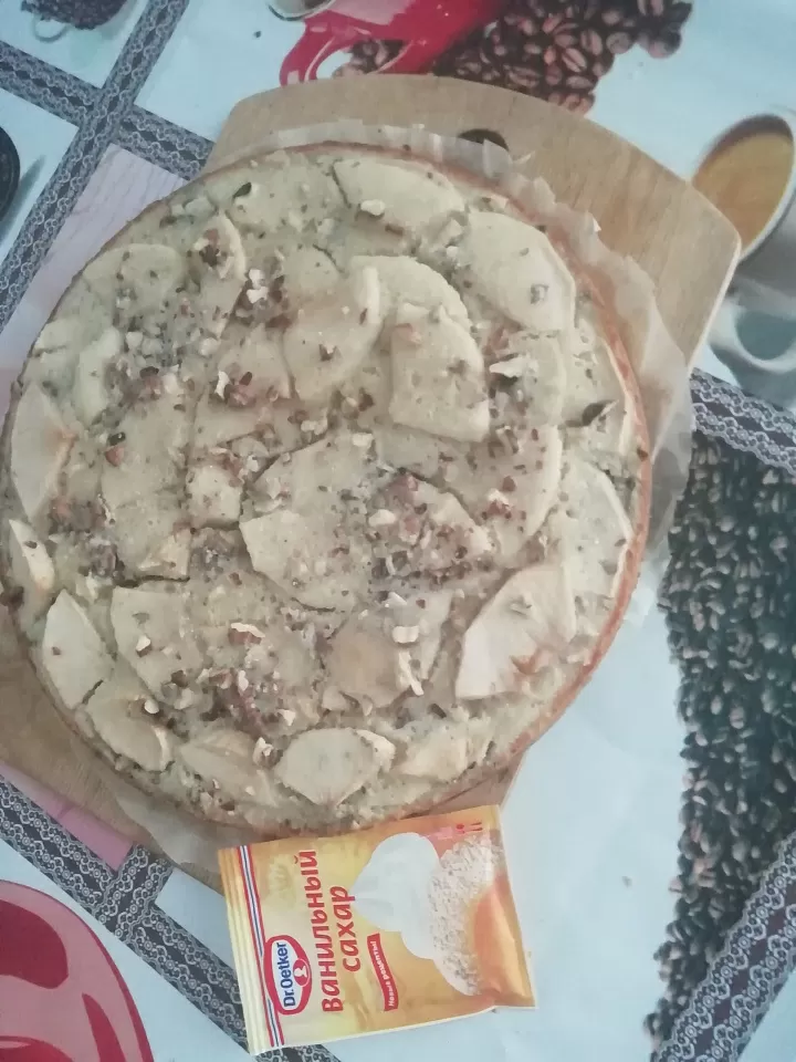 Ленивая шарлотка с яблоками и грецкими орехами фото